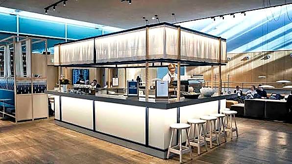 SAS Lounge central bar